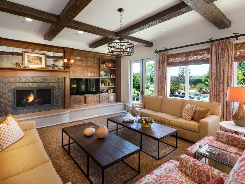 Потолки в гостиную с камином