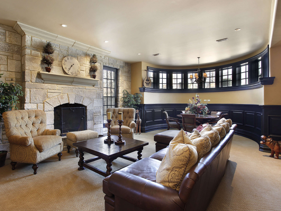 Гостиная с низким потолком и камином