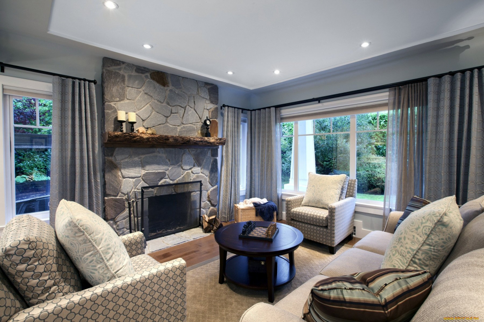 Интерьер гостиной с балками на потолке