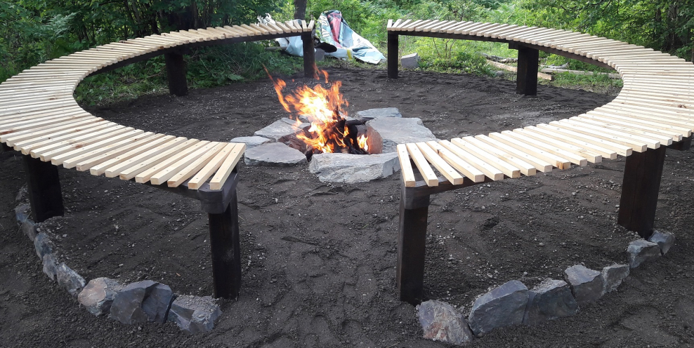 Стол вокруг костра