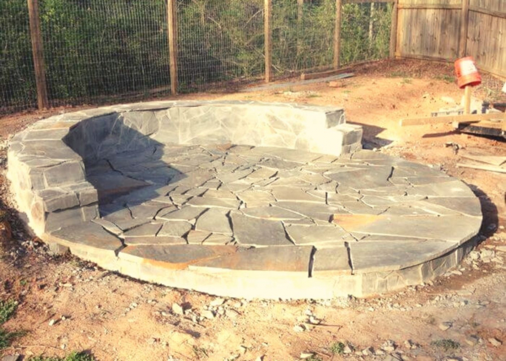 Патио с кострищем