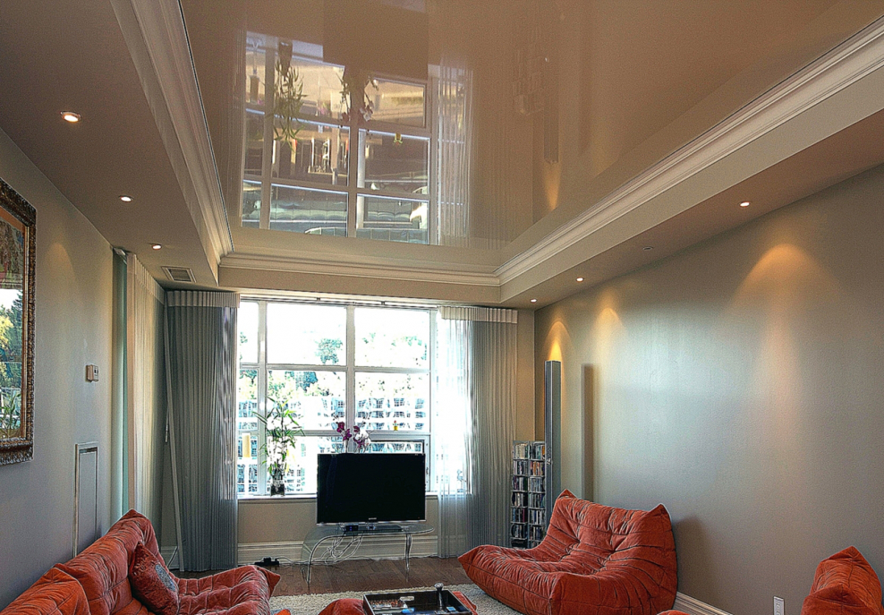 Глянцевый потолок в зале