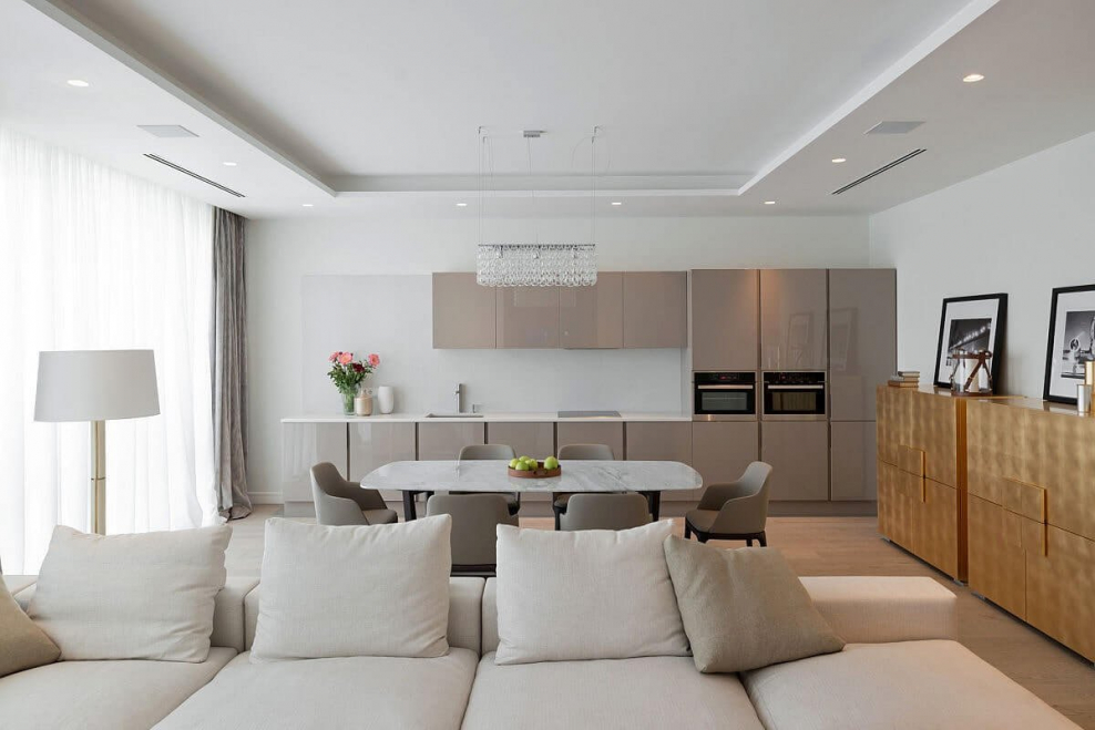 Бежевый натяжной потолок в спальне