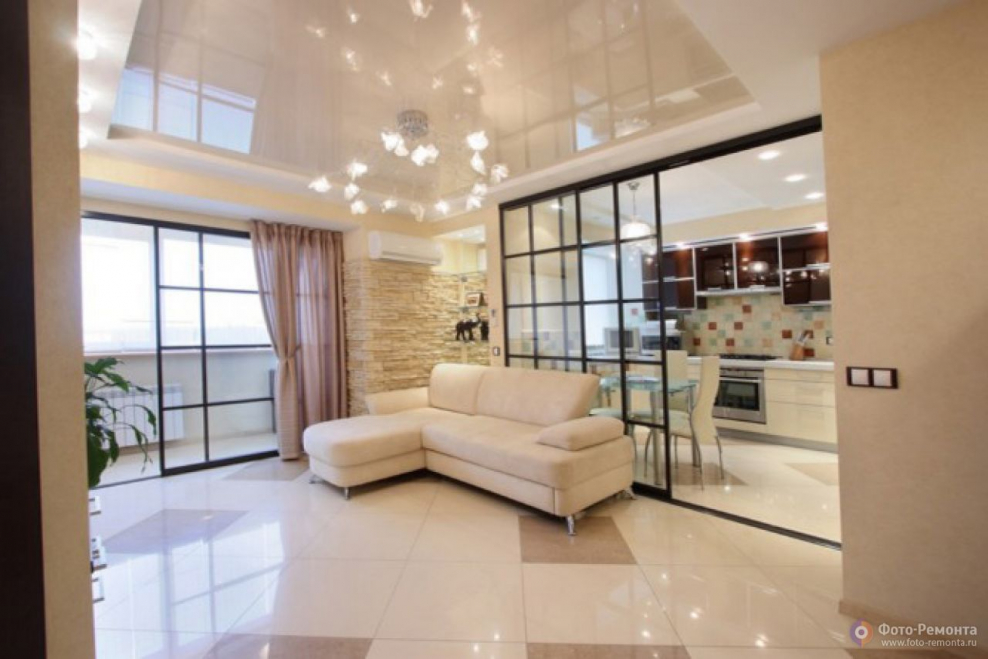 Бежевый потолок в гостиной