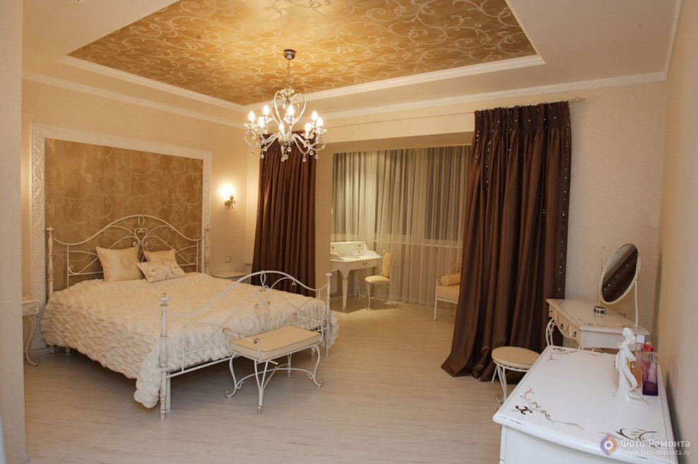 Интерьеры в спальне с бежевыми портьерами