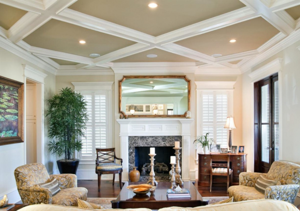 Бежевый потолок в интерьере гостиной