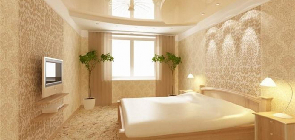 Бежевый глянцевый потолок