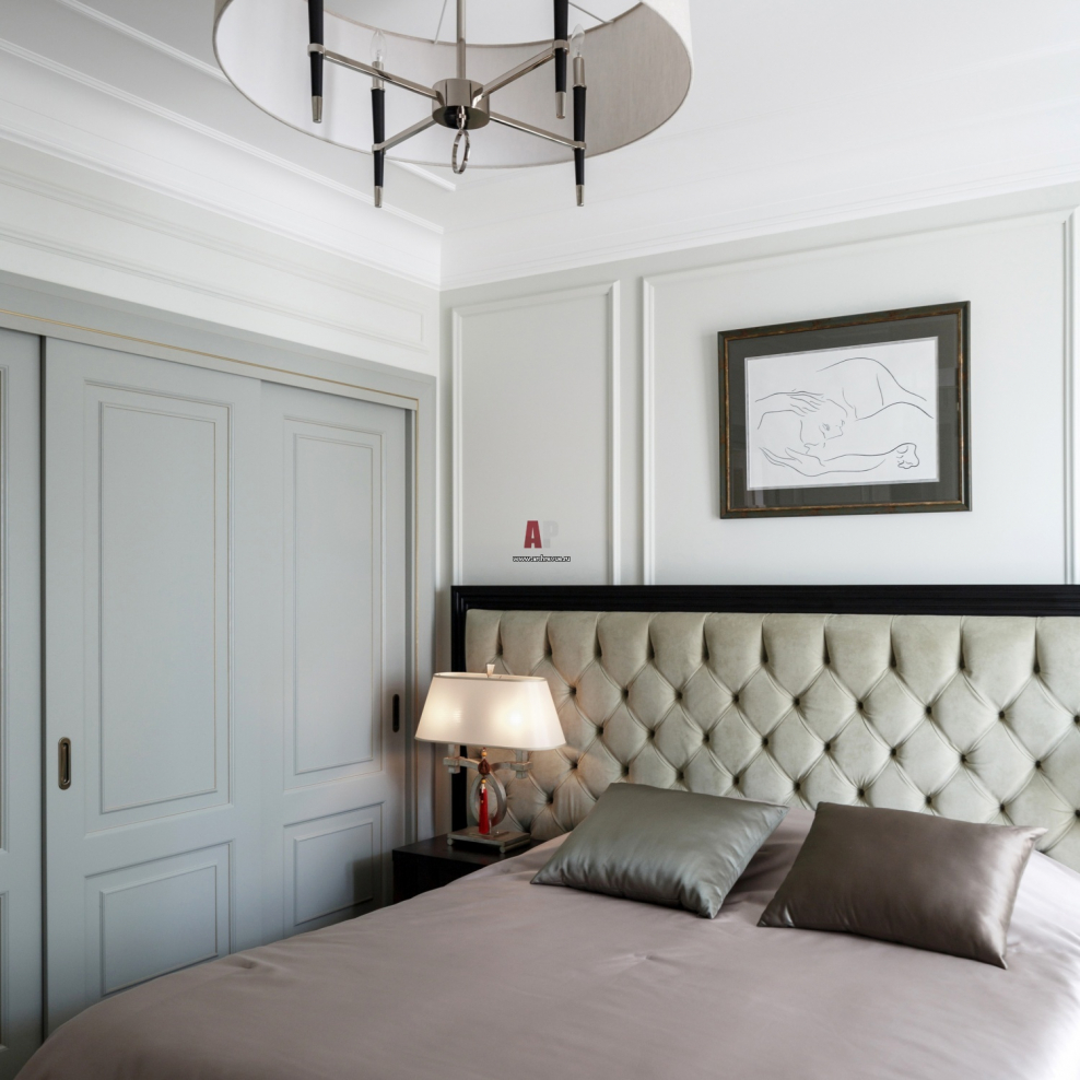 Круглое зеркало над кроватью