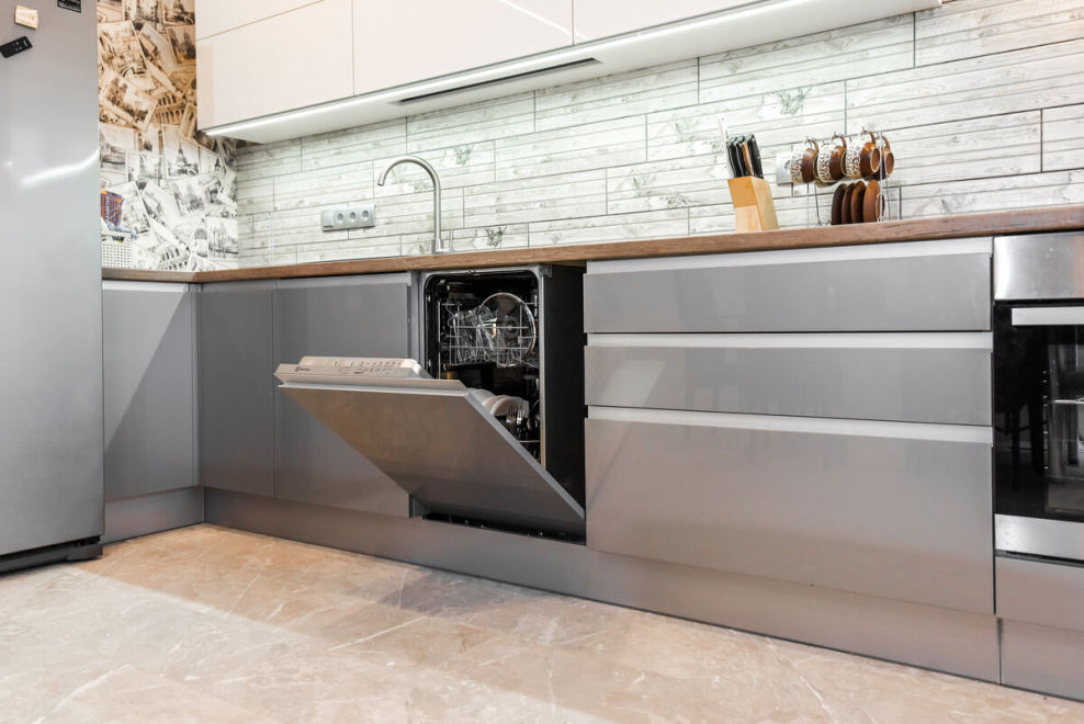 Кухня из МДФ Крашеного «Орион» NCS s3005-g50y матовый/RAL 9003