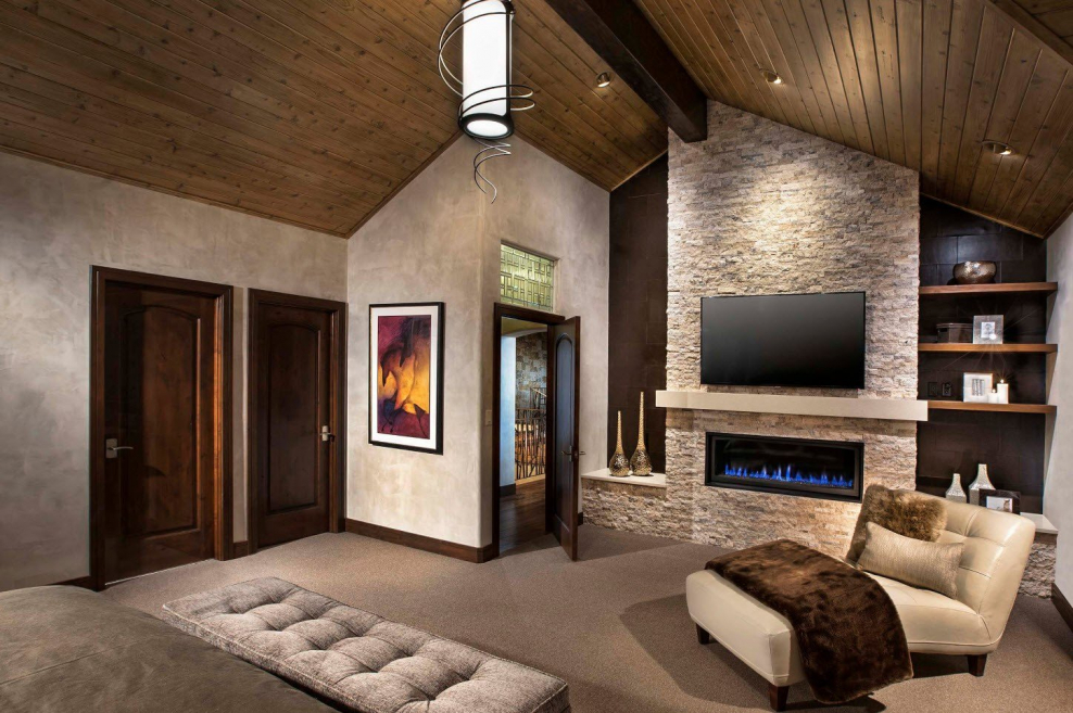 Интерьер мансарды с электрокамином