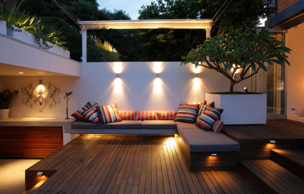 Терраса с подсветкой и цветами