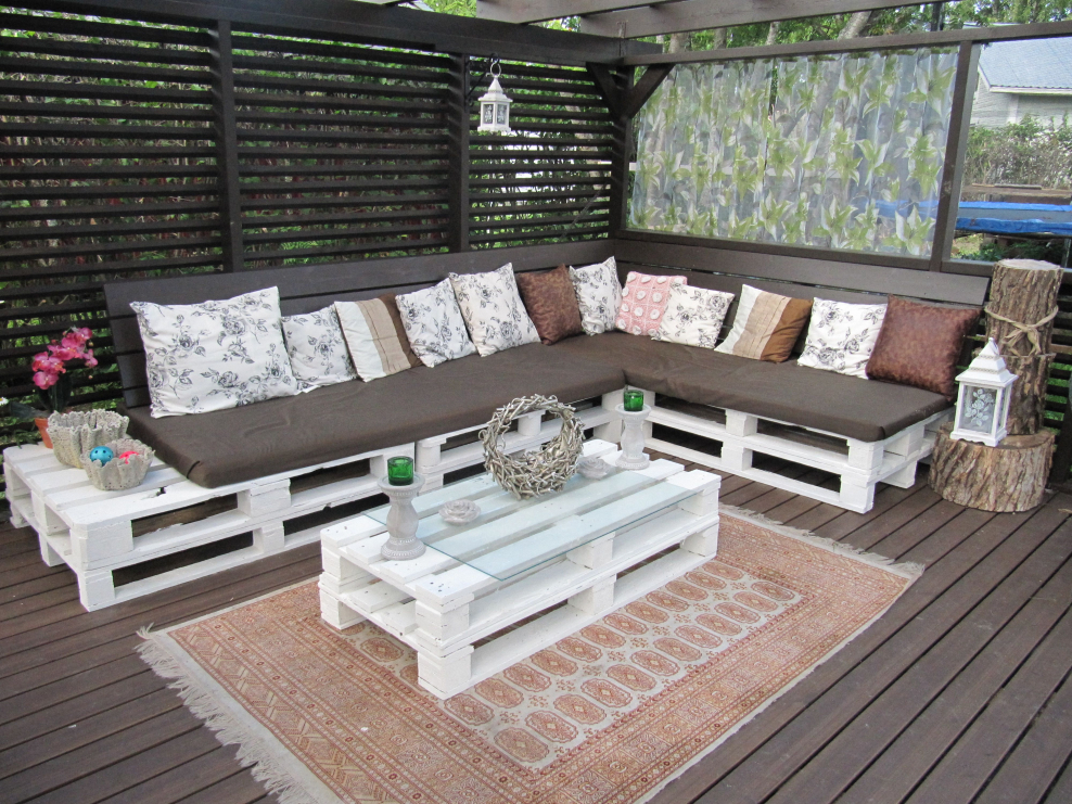 Садовый диван из паллет