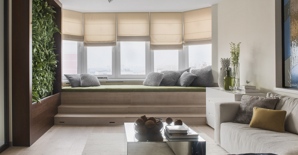 Гостиная с подиумом у окна