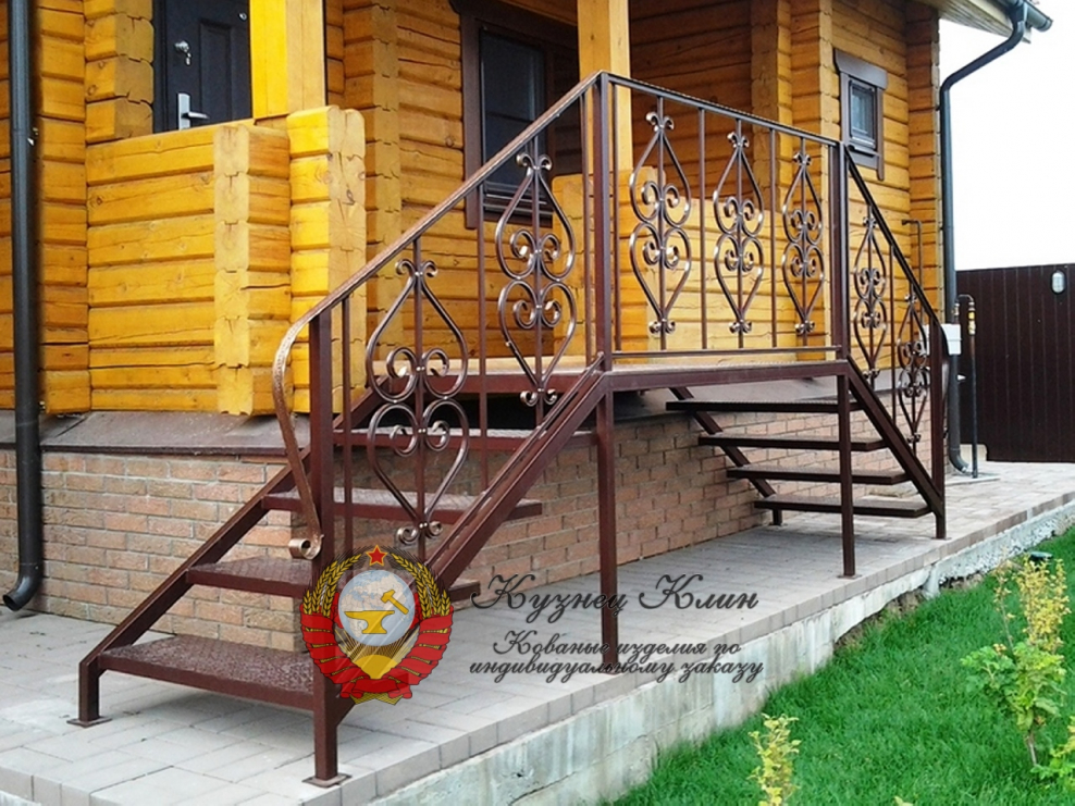 Лестница входная металлическая