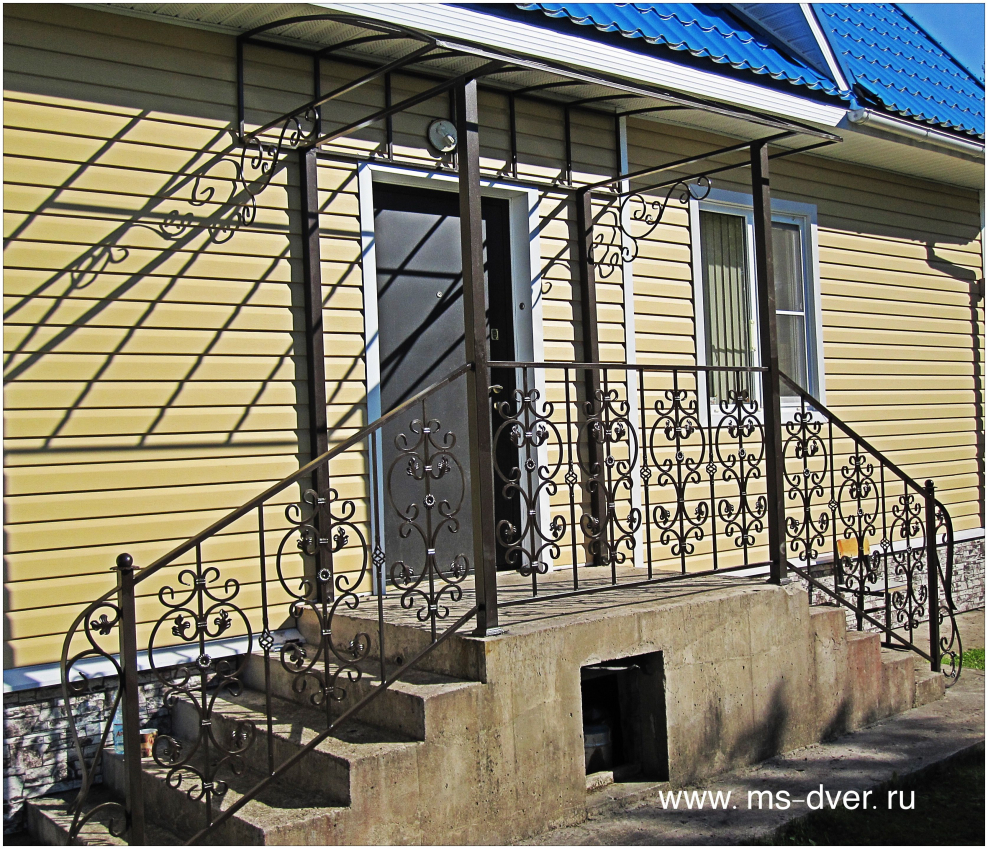 Кованые перила на крыльцо с навесом