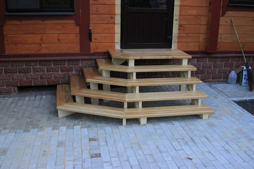 Деревянные ступени для крыльца