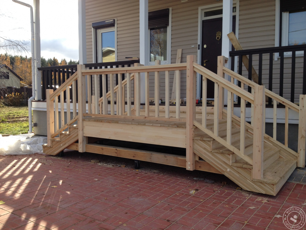 Крыльцо с деревянными столбами