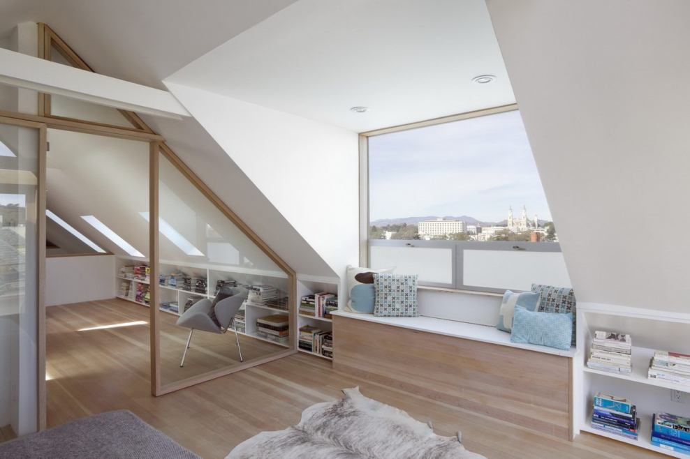 Гостиная с мансардными окнами