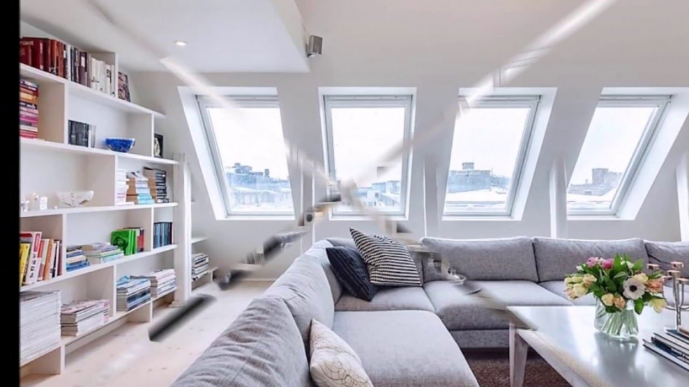 Спальня в мансарде с окном в крыше