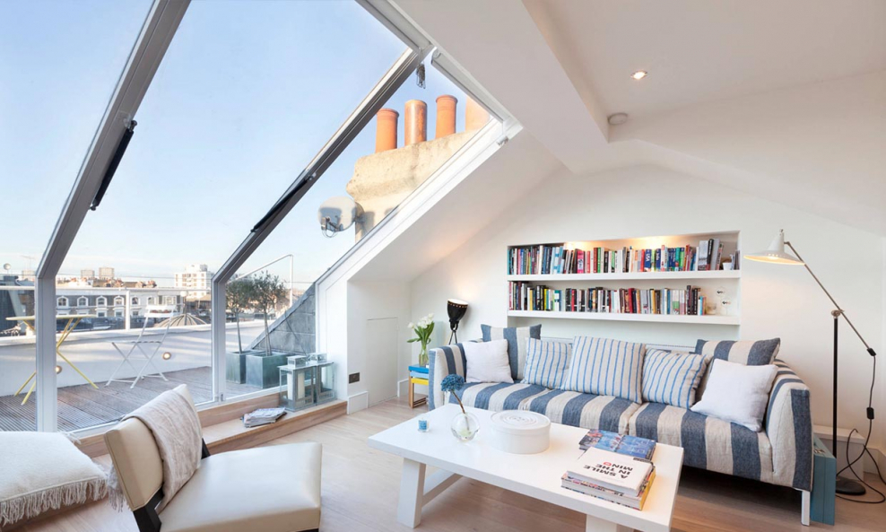 Гостиная с мансардными окнами