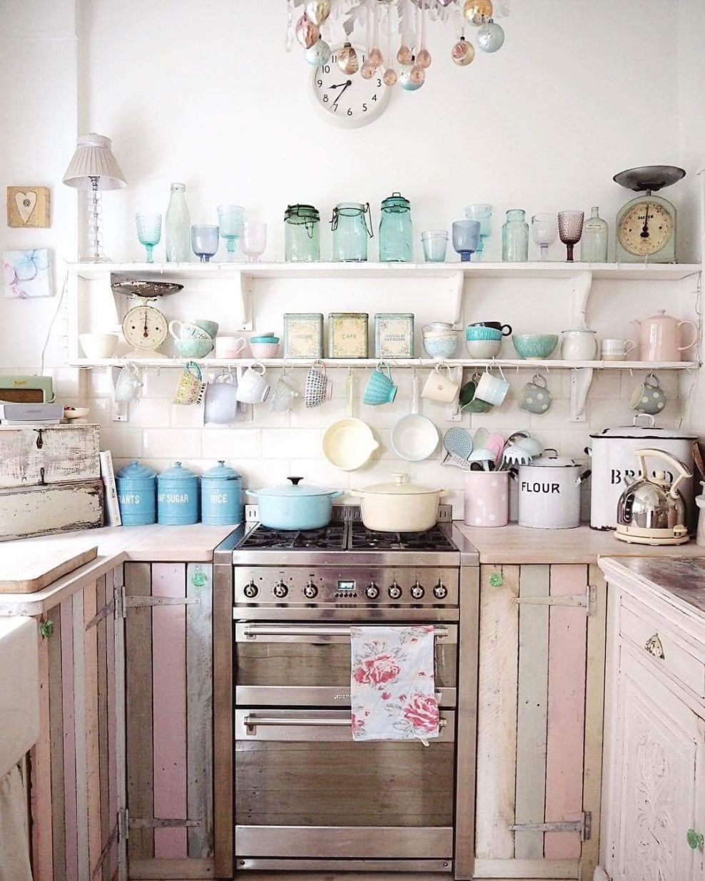 Кухня в стиле шебби Шик в малогабаритной кухне