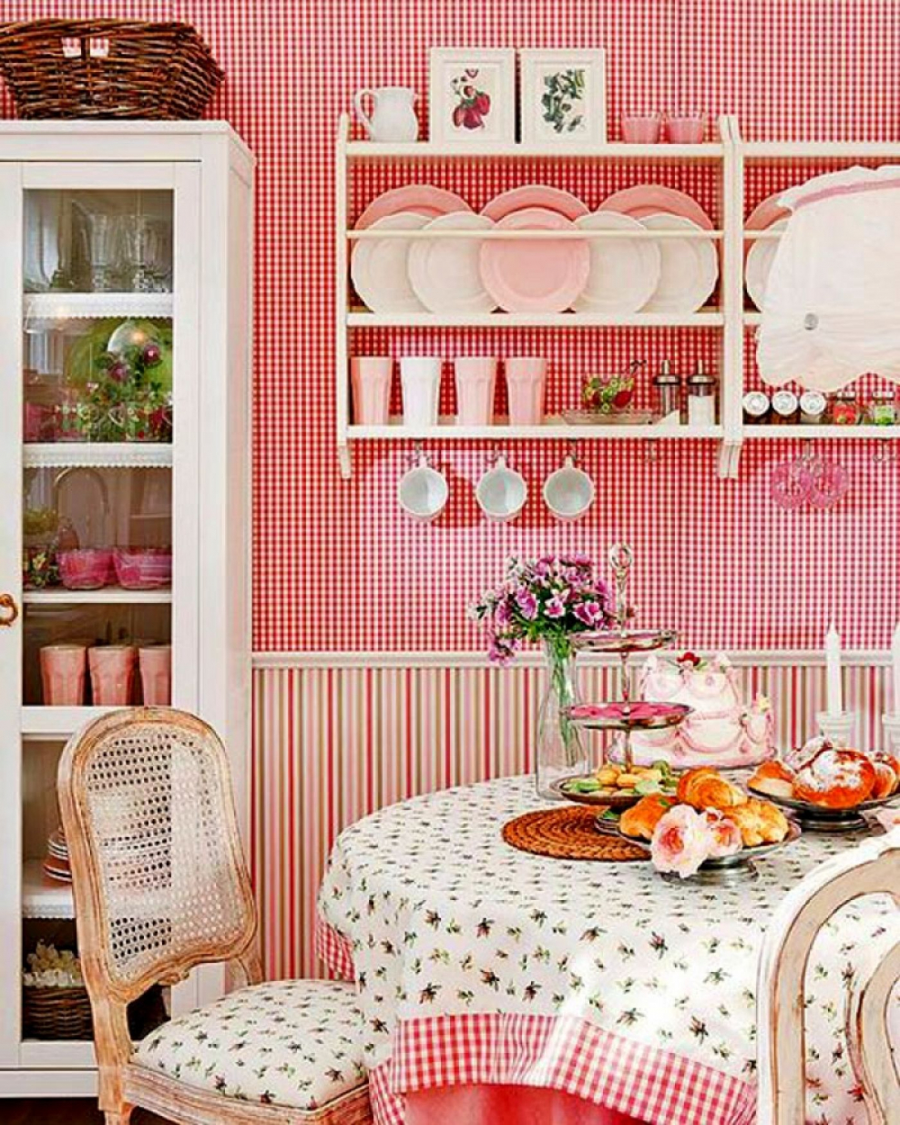 Клетка в интерьере кухни