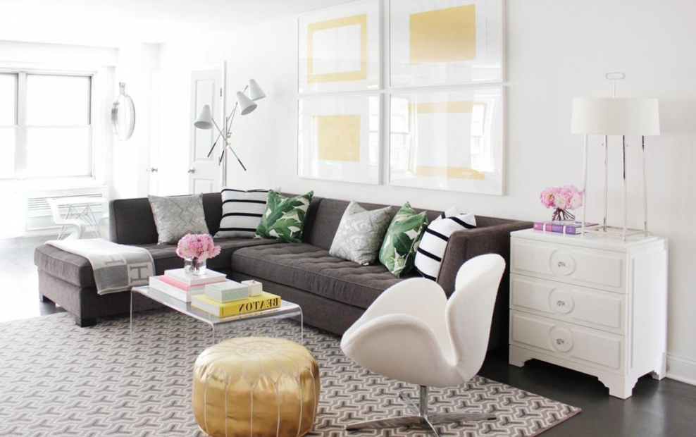 Серый диван белая мебель