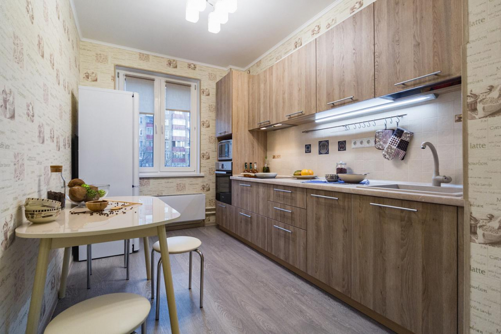 Кухня с островом белая с деревом