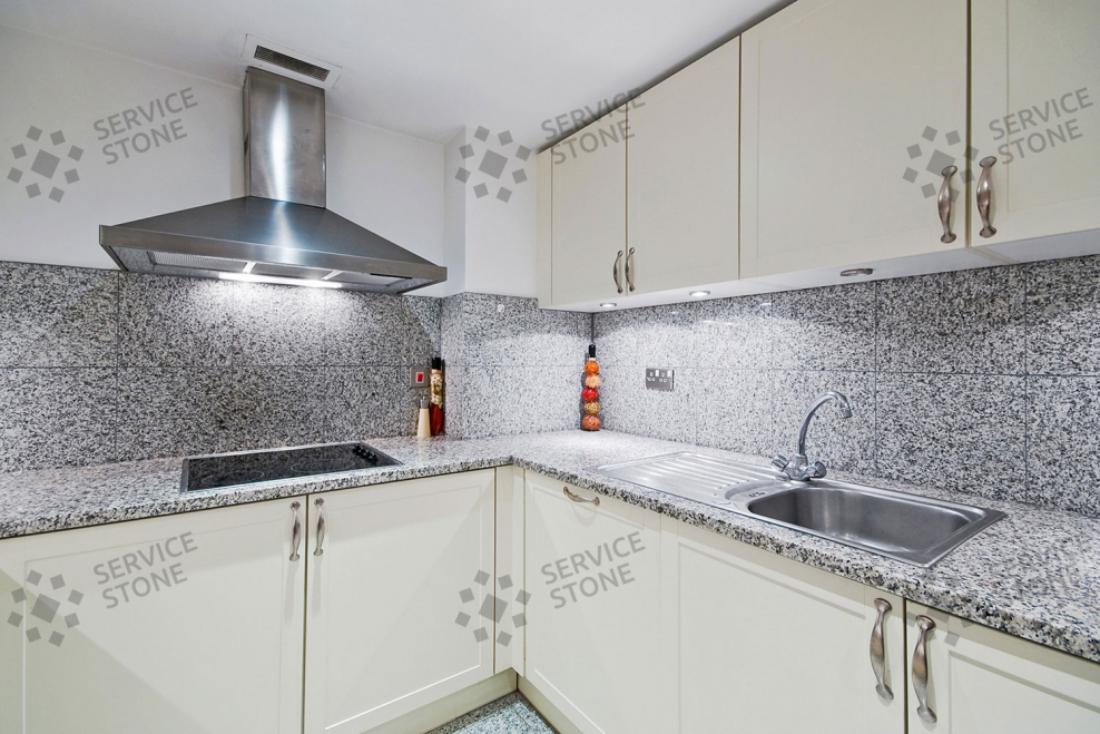 Кухни с серой столешницей и фартуком