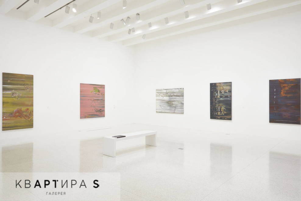 Монохромная квартира с латунью