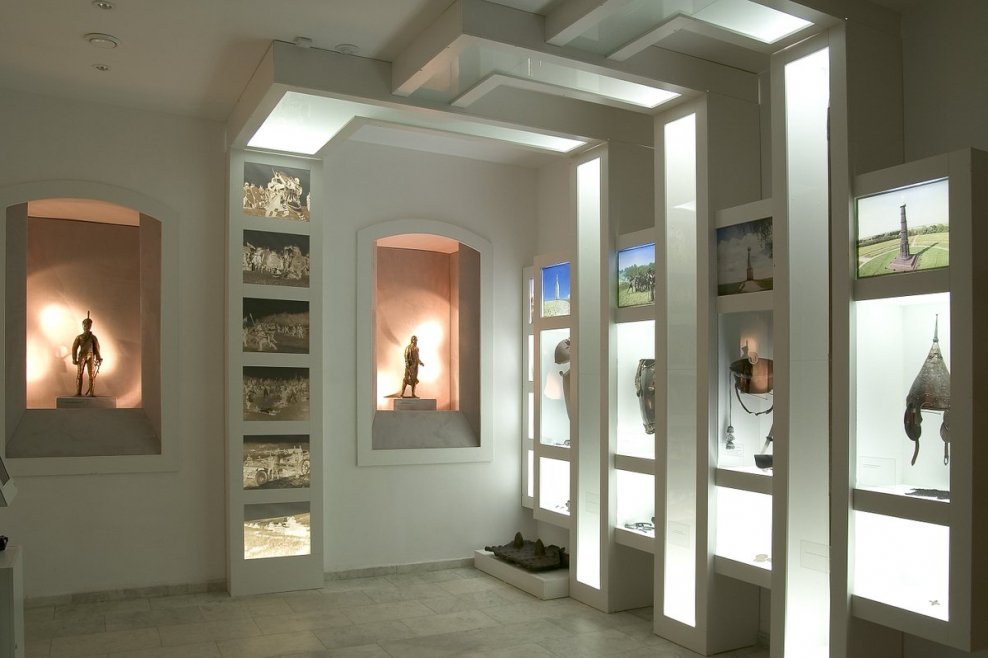 Скульптура на стене