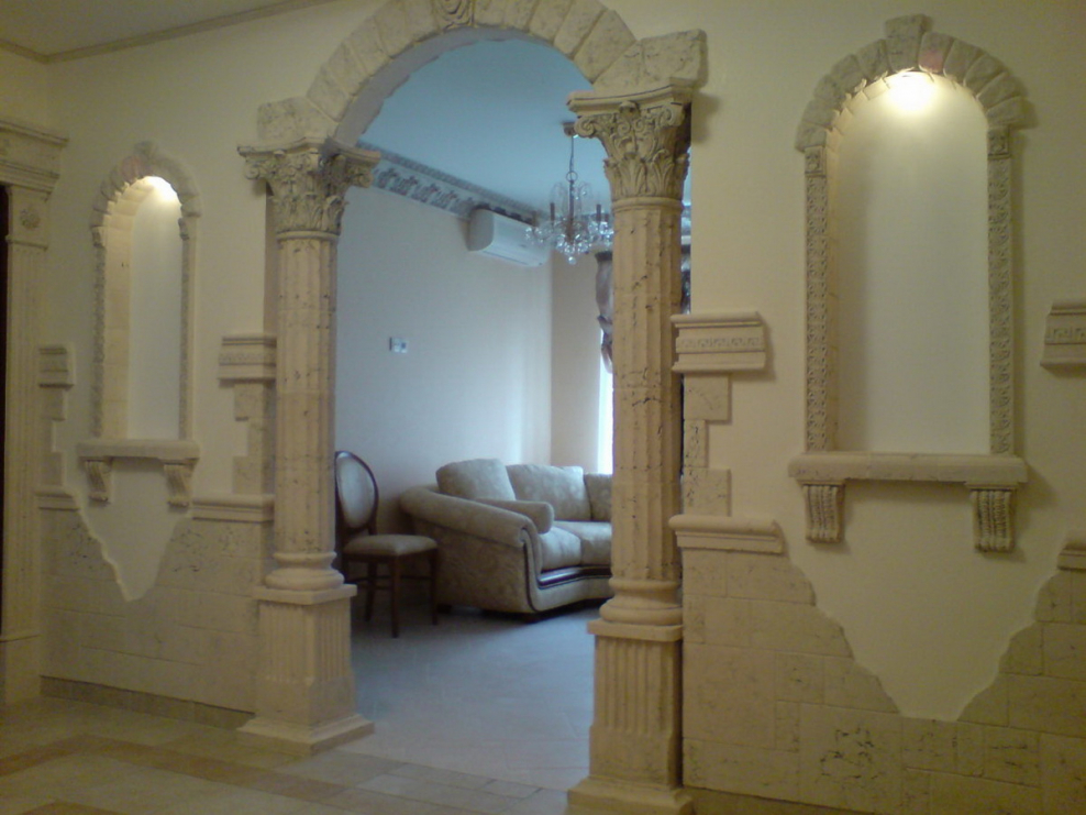 Фигуры на фасаде