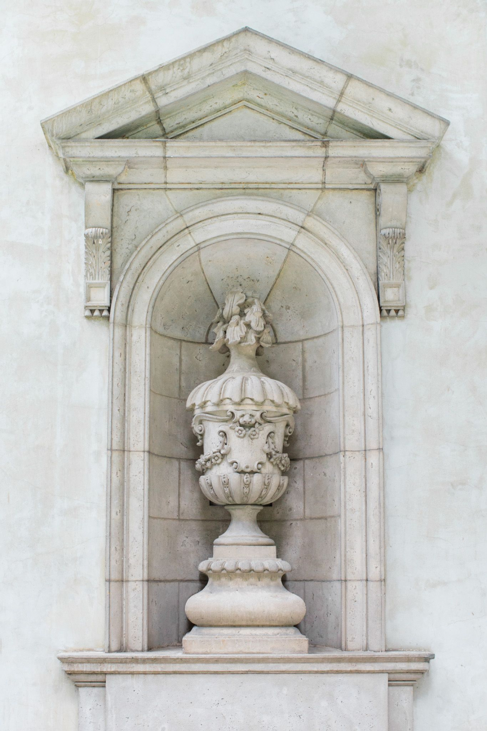 Скульптура в нише