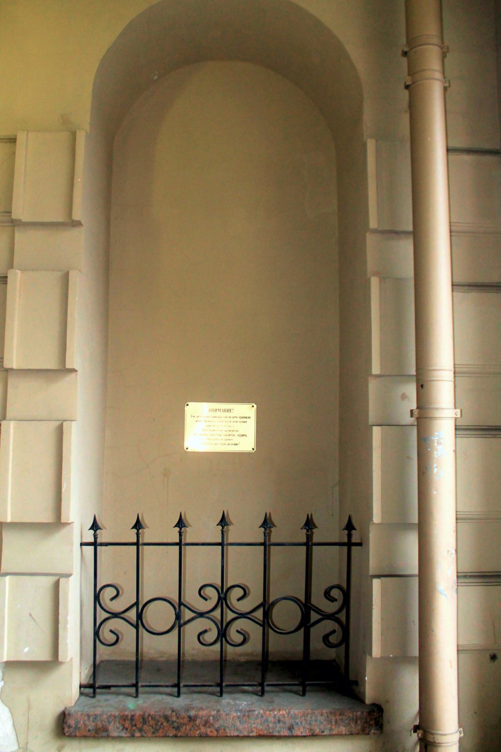 Статуя Святого Павла в нише