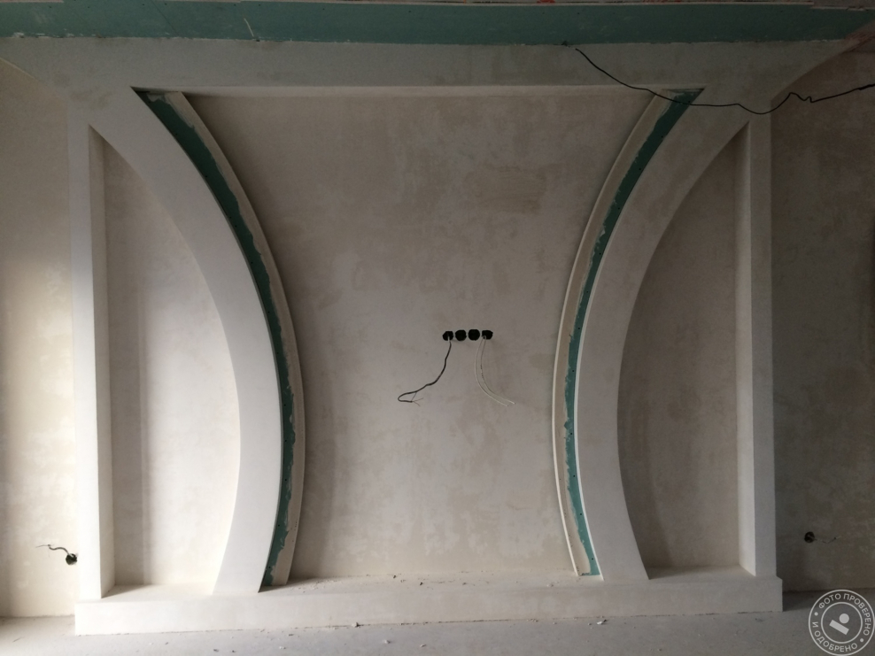 Камин с лепниной