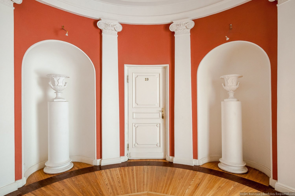 Статуя в нише