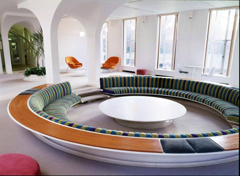 Ритмичная композиция в интерьере