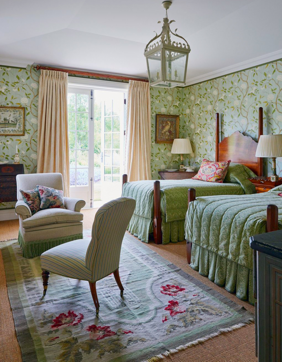 Кровать в стиле Кантри