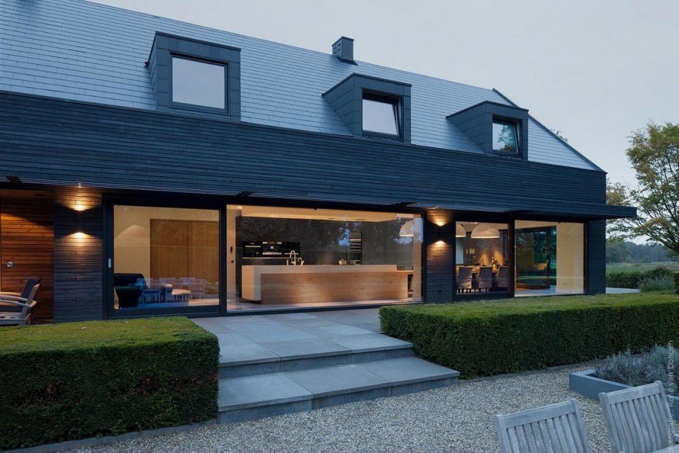 Черный современный дом