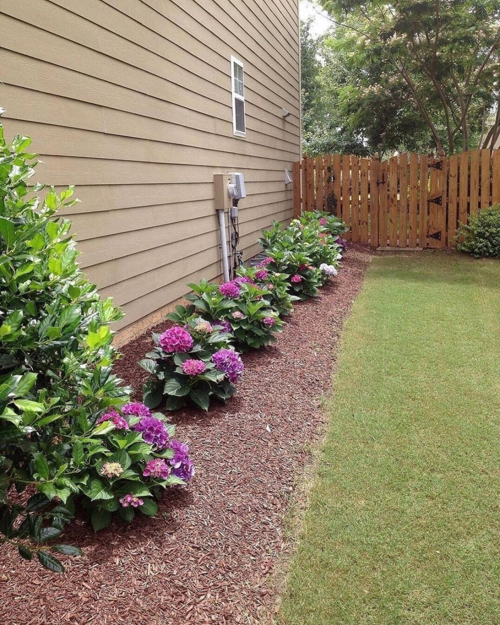 Рабатка вдоль забора