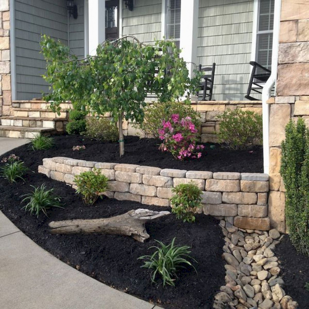 Клумба около крыльца