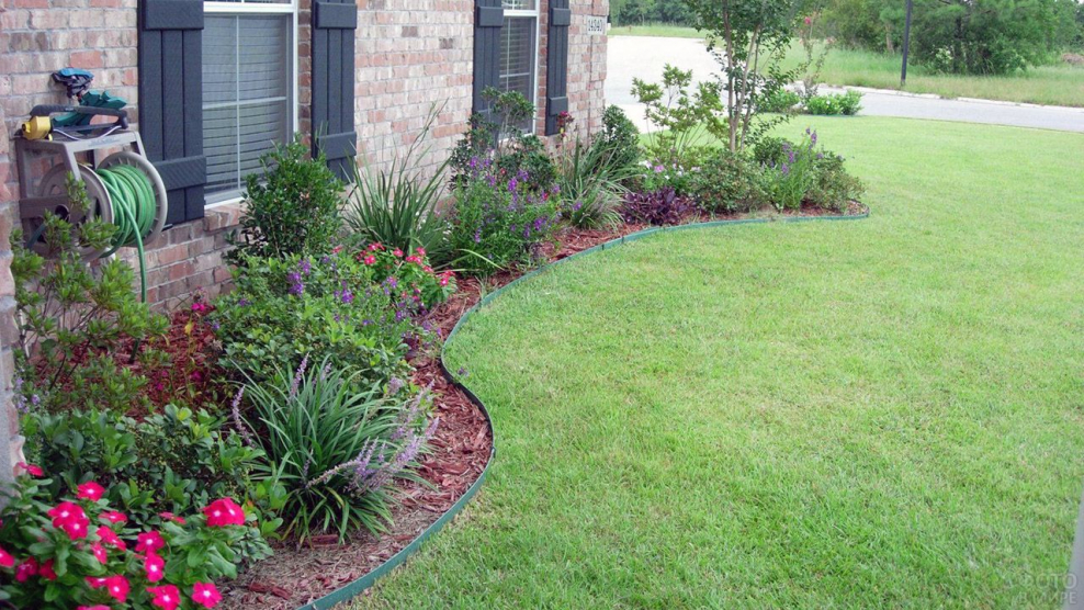 Небольшая клумба перед домом