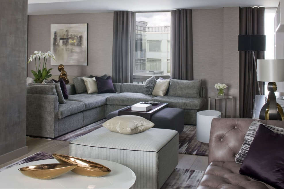Серый диван в бежевом интерьере