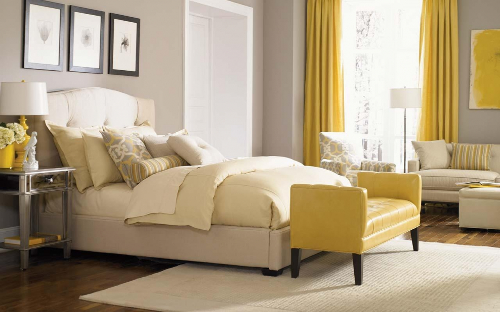 Мебель к бежевым стенам