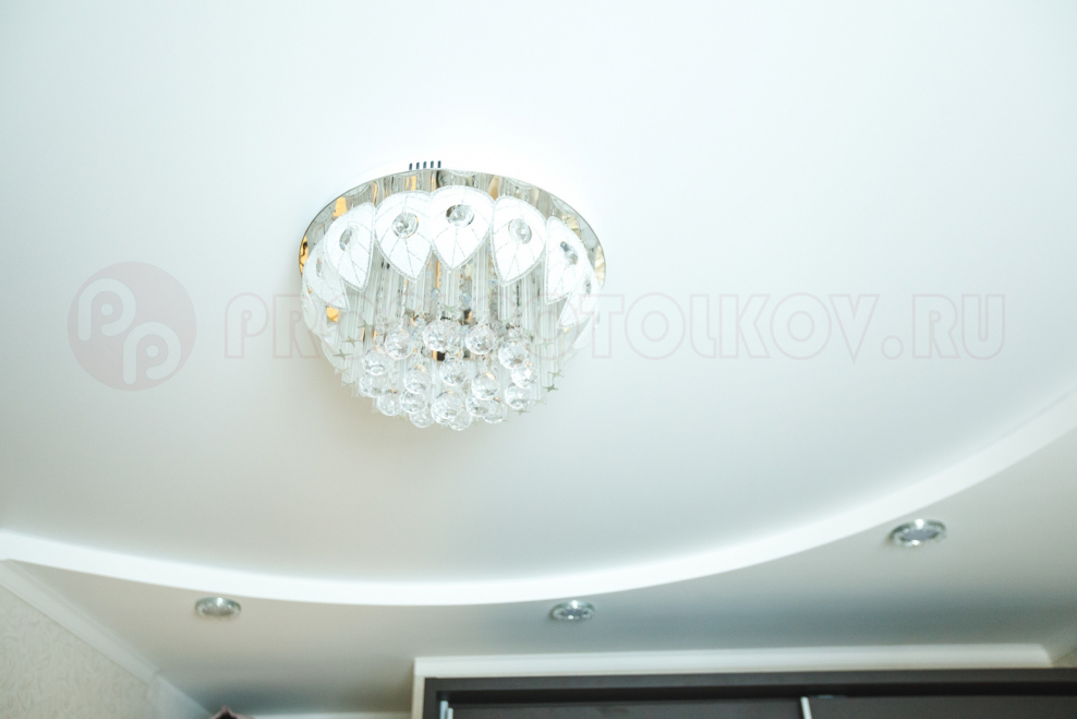 Овальный белый матовый потолок