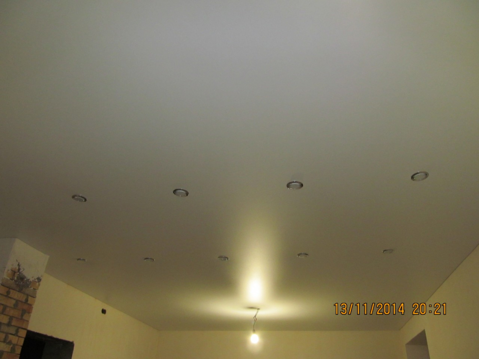 Пятна на натяжном потолке