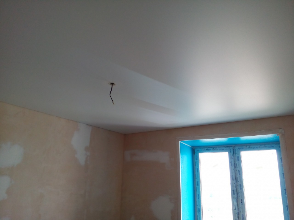 Натяжные потолки белые