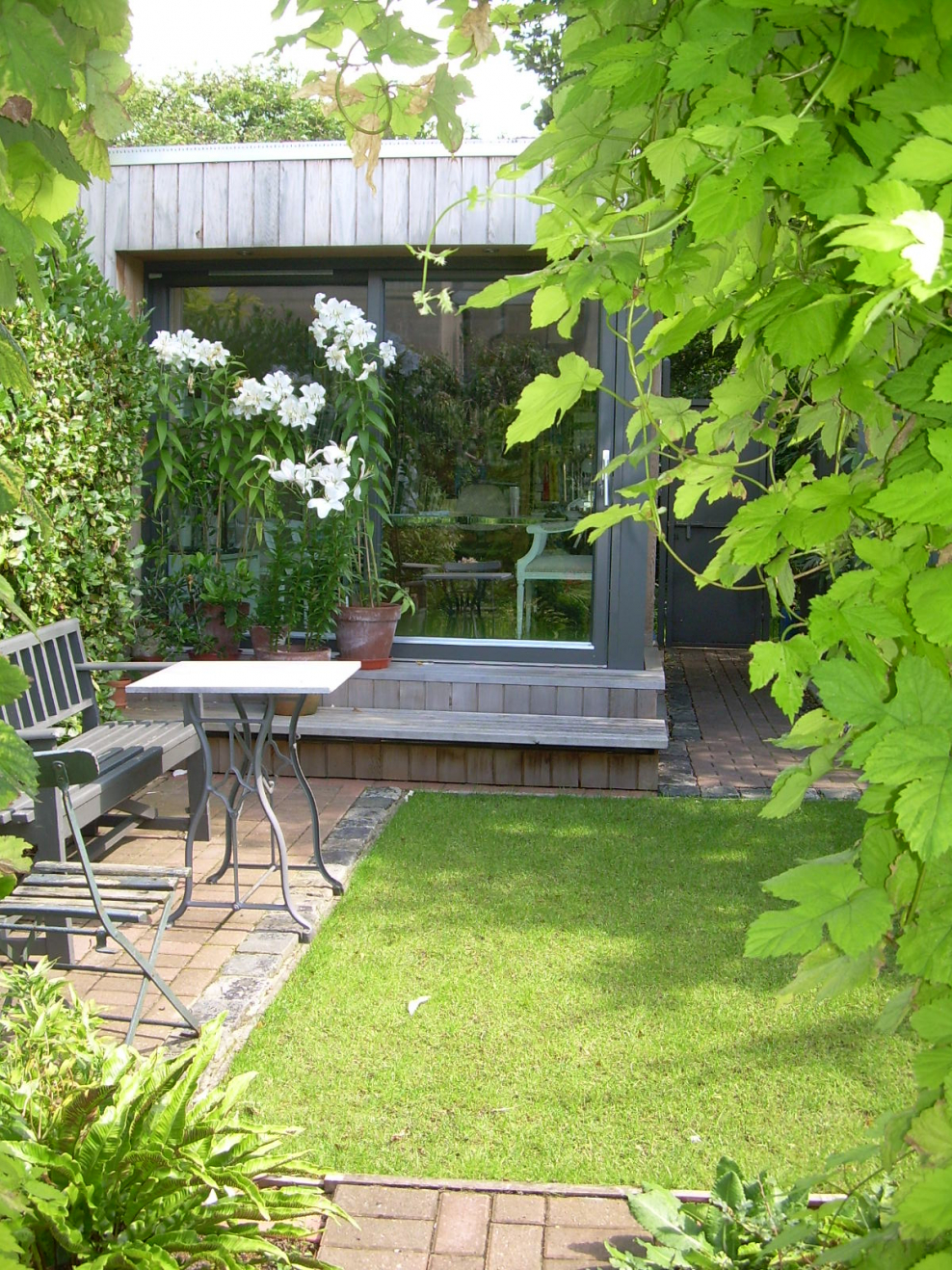 Зеленая комната на дачном участке