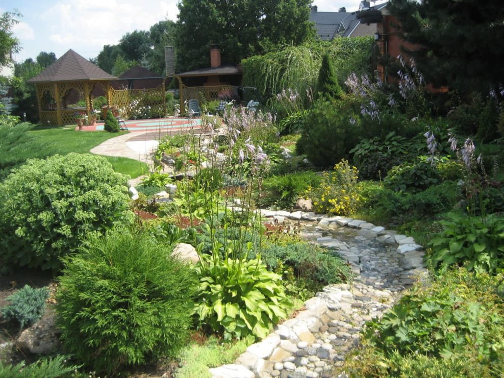 Зеленая комната на дачном участке