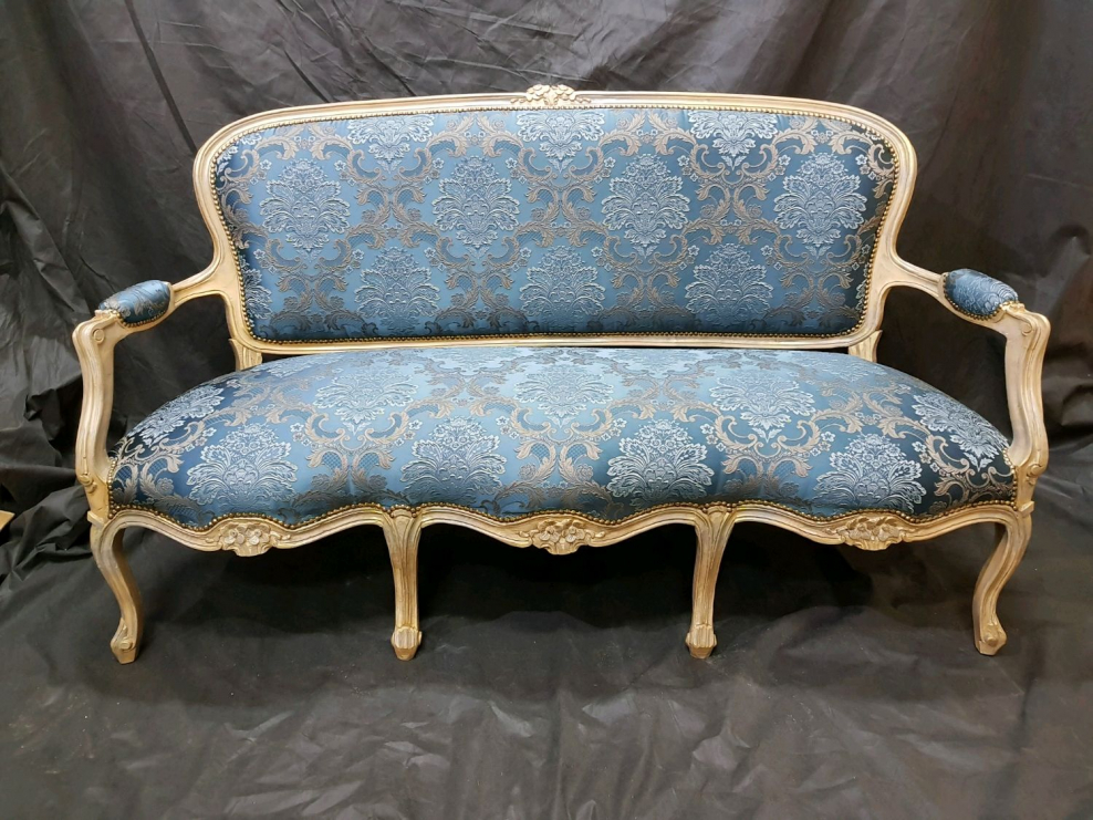 Антикварный диванчик